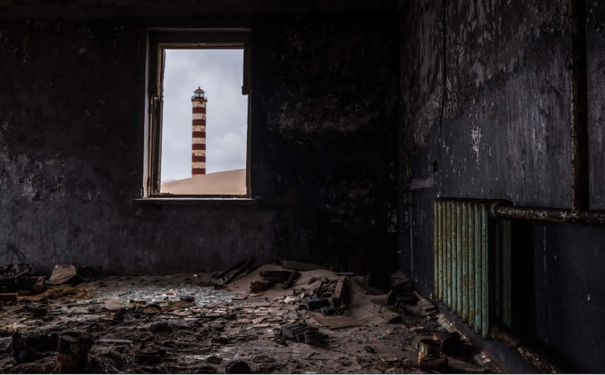 Ngọn hải đăng trên bãi biển là điểm dễ thấy nhất của ngôi làng.