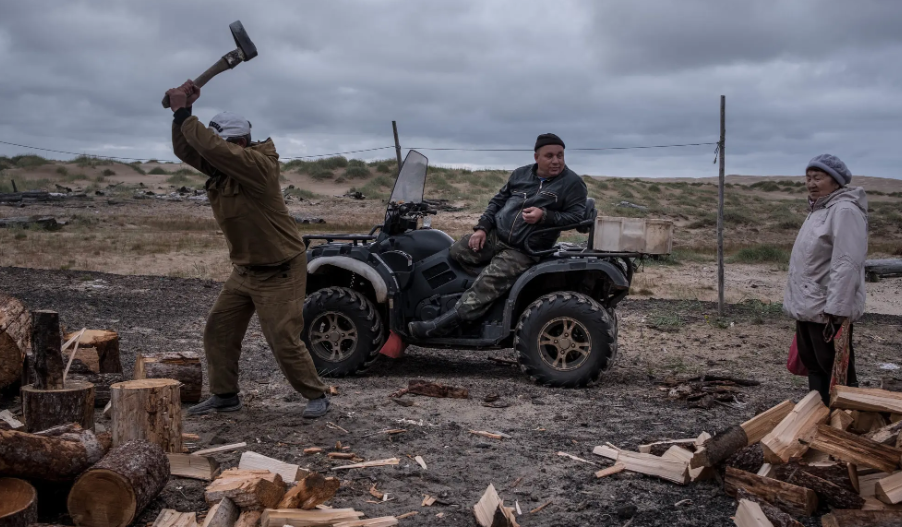 Yuri Konyukov, người đã chuyển khỏi Shoyna nhiều năm trước, thỉnh thoảng quay về làng để chặt đủ củi cho mẹ ông dùng qua mùa đông.