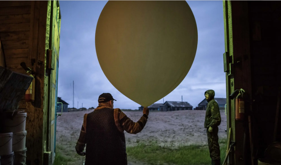 Aleksandr Isupov (bên trái) làm việc tại trạm thời tiết.