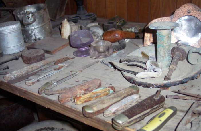 Bụi bám trên các công cụ bị bỏ lại trong thị trấn nhiều năm trước.