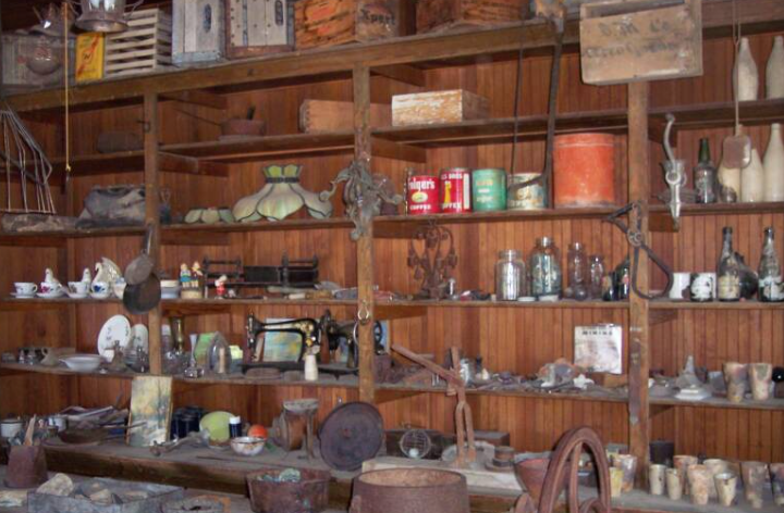 Bên trong một cửa hàng bỏ hoang ở thị trấn "ma" Cerro Gordo.