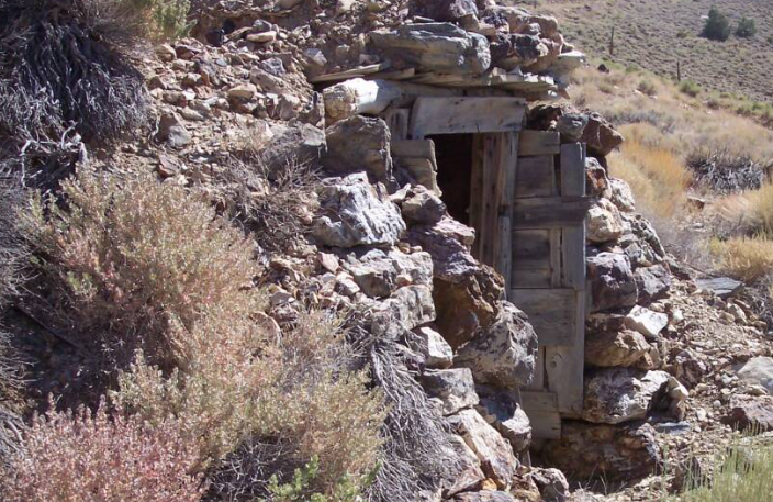 Hoạt động khai thác mỏ của Cerro Gordo chuyển từ bạc và chì sang kẽm cacbonat vào đầu những năm 1900. Tuy nhiên, thị trấn này phần lớn đã bị bỏ hoang vào những năm 1950.