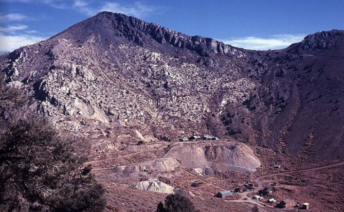 Vào thời kỳ đỉnh cao, có khoảng 5.000 cư dân sống ở Cerro Gordo. Khi tình hình tội phạm ở Cerro Gordo trở nên tồi tệ hơn và giá bạc giảm, sản lượng khai thác của thị trấn chậm lại. May mắn thay, kẽm chất lượng cao đã được tìm thấy trong khu vực vào đầu những năm 1900 và nền kinh tế địa phương một lần nữa bùng nổ khi Cerro Gordo trở thành nhà sản xuất kẽm cacbonat lớn nhất tại Mỹ.