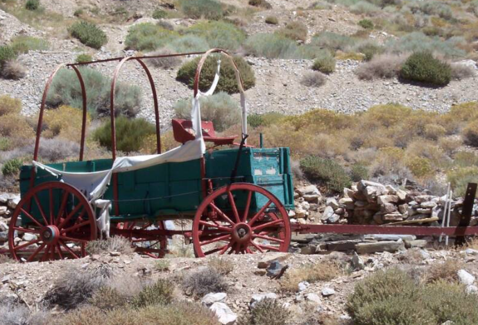 Một chiếc xe ngựa cũ hỏng trong thị trấn bỏ hoang.