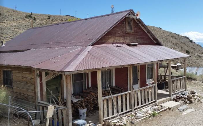 Một ngôi nhà bỏ hoang ở Cerro Gordo. Chỉ có một tòa nhà trong thị trấn có nước máy kể từ năm 2020.