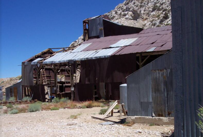 Một trong 22 công trình còn lại trong thị trấn.