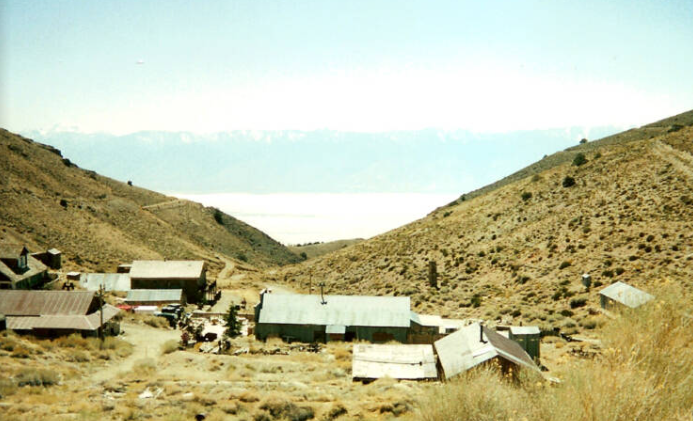 Toàn cảnh Cerro Gordo. Vị trí xa xôi khiến cho ban đêm ở thị trấn trở thành địa điểm lý tưởng để ngắm sao. Những người chủ hiện tại hy vọng sẽ xây dựng một đài quan sát trong tương lai ở thị trấn này.