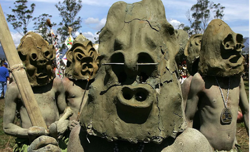 4. Bộ tộc Yaifo ở Papua New Guinea: Theo hồ sơ, có thể có tới 40 bộ tộc không liên lạc ở Papua New Guinea, họ chủ yếu theo lối sống săn bắn hái lượm. Sự tiếp xúc của họ với thế giới bên ngoài gần như bằng không hoặc rất hạn chế. Chẳng hạn như, bộ tộc Yaifo thường tránh tiếp xúc với người ngoài cho đến khi một nhà thám hiểm người Anh liên lạc được với họ. Ảnh: Mirror.