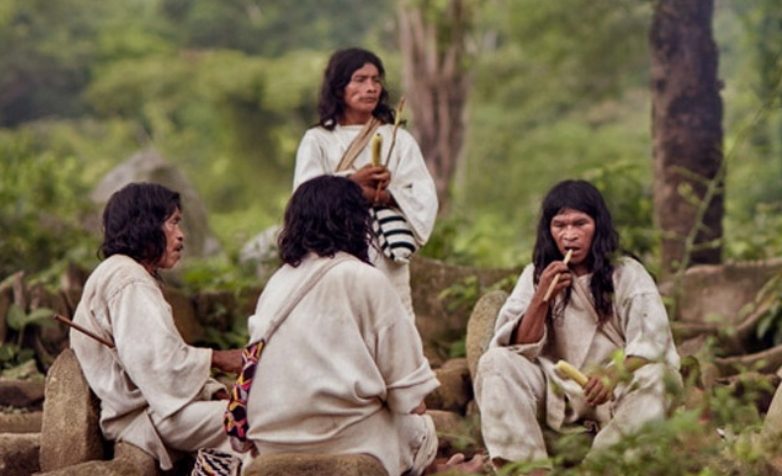 1. Bộ tộc Kogi có dân số khoảng 20.500 người sống trên dãy núi Sierra Nevada, Colombia. Đây là dãy núi sát bờ biển cao nhất thế giới, quanh năm mây mù bao phủ, gần như còn nguyên vẹn từ mấy nghìn năm nay. Ảnh: DW.