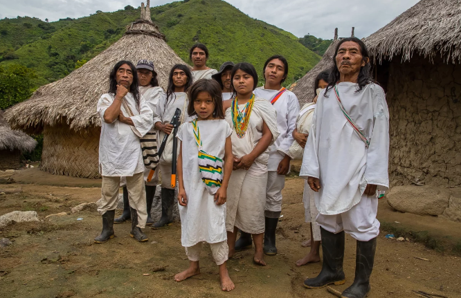 Bộ tộc Kogi thường sống trong các túp lều hình tròn, làm bằng thân cây gỗ xếp xung quanh, mái lợp bằng lá, có một cửa ra vào. Mỗi gia đình thường có hai lều, một lều cho đàn ông, một lều cho phụ nữ và trẻ em. Ảnh: MK.