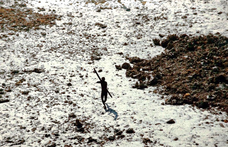3. Tộc người Sentinelese, Ấn Độ: Bộ tộc Sentinelese thường được biết đến là cộng đồng biệt lập nhất thế giới, họ sống ẩn dật trên hòn đảo Bắc Sentinel và chống lại người ngoài một cách bạo lực. Ảnh: IC.