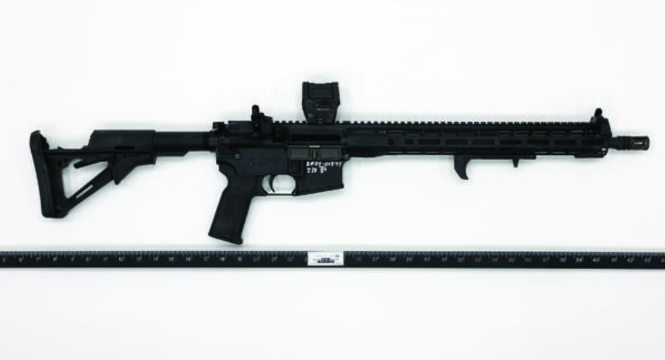 Bức ảnh mới đầu tiên do FBI công bố cho thấy khẩu súng trường của Crooks, được thu hồi từ hiện trường vụ nổ súng. FBI cho biết khẩu súng này là loại súng trường kiểu AR do DPMS Panther Arms sản xuất, báng súng sau có thể kéo dài và kính ngắm quang học gắn vào ray. 