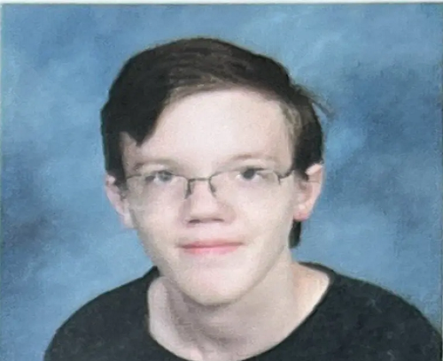 Bắt đầu từ cuối tháng 9/2023, một tài khoản trực tuyến có liên quan đến Crooks đã được sử dụng để tìm kiếm các sự kiện vận động tranh cử của Trump được lên lịch tại Pennsylvania. 