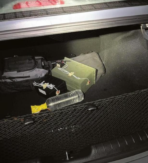 Hai thiết bị nổ được tìm thấy trong xe của Thomas Crooks. Bức ảnh được FBI công bố vào ngày 28/8/2024. 