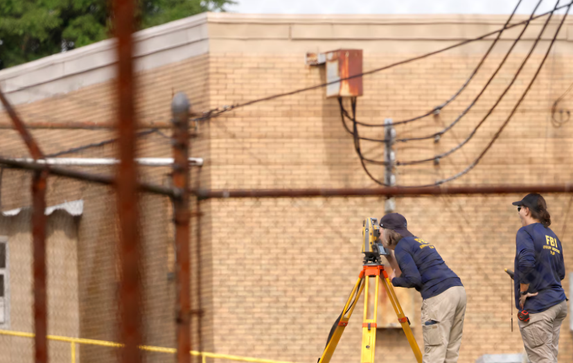 Các thành viên của FBI làm việc gần tòa nhà nơi tay súng Crooks bị lực lượng thực thi pháp luật bắn hạ, gần sân khấu nơi ông Trump tổ chức sự kiện vận động tranh cử ở Butler, ngày 15/7. 