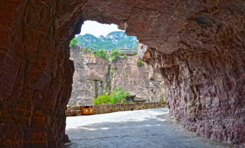 Đường hầm Guoliang có hơn 30 cửa sổ đá với nhiều kích cỡ và hình dạng khác nhau.