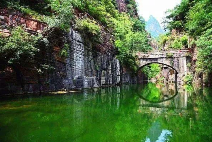 Trước đây, khi chưa có Quách Lượng Động, muốn lên đến ngôi làng này chỉ có duy nhất một con đường mòn được biết đến là "thang lên trời" với 720 bậc đá dựng đứng và không có lan can.