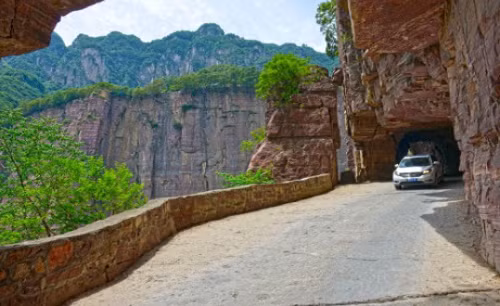 Tuy nhiên, toàn bộ điều này thay đổi với năm 1972 khi dân làng quyết định tự xây một đường hầm xuyên núi để kết nối Quách Lượng với thế giới bên ngoài.