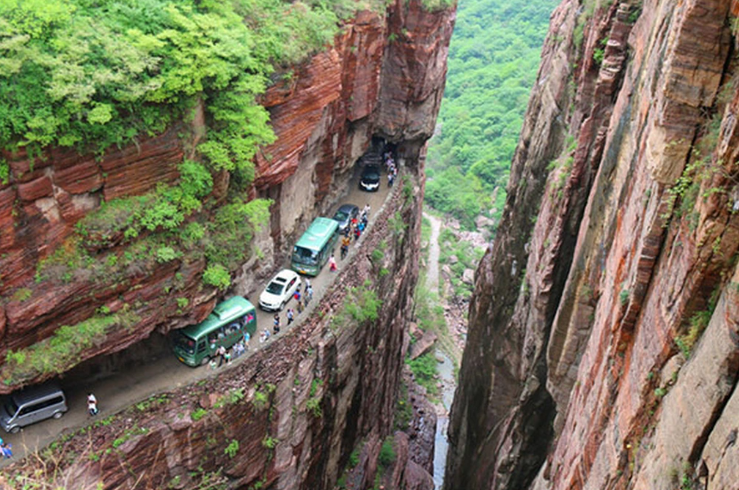 Con đường hầm đã giúp mọi người di chuyển đến làng dễ dàng hơn, thu hút nhiều du khách ghé thăm.