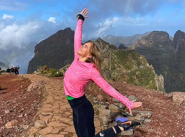 Cô gái trẻ ngã xuống núi tử vong khi chụp ảnh sống ảo Co gai tre nga xuong nui tu vong khi chup anh song ao