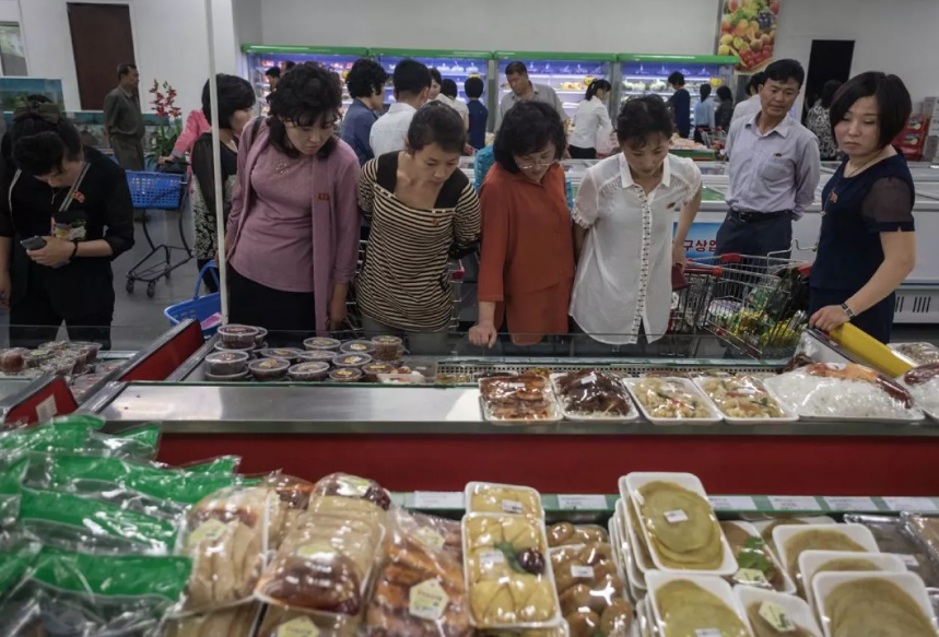 Mọi người mua sắm thực phẩm tại cửa hàng bách hóa Kwangbok.