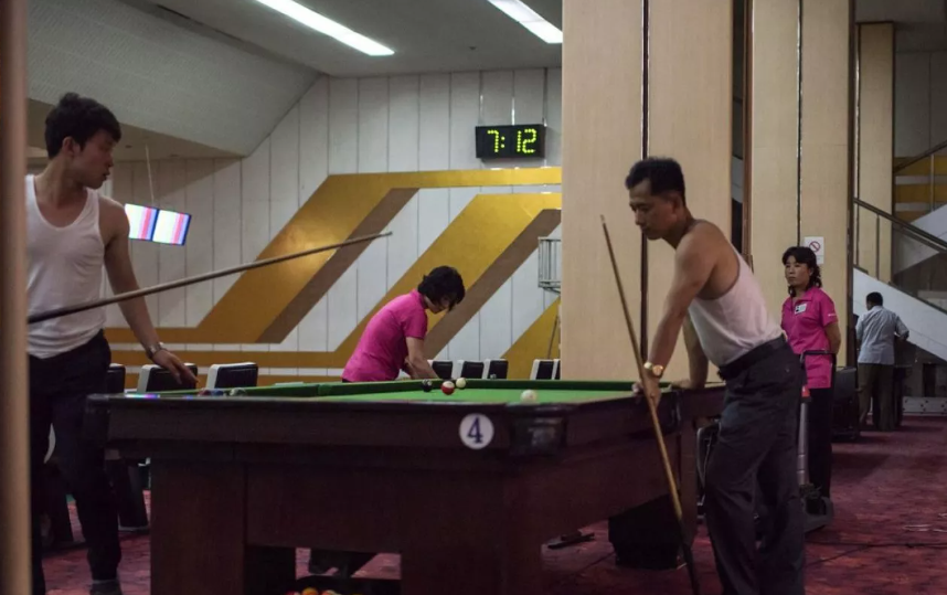 Hai người đàn ông chơi bi-a tại một địa điểm ở thủ đô Triều Tiên.