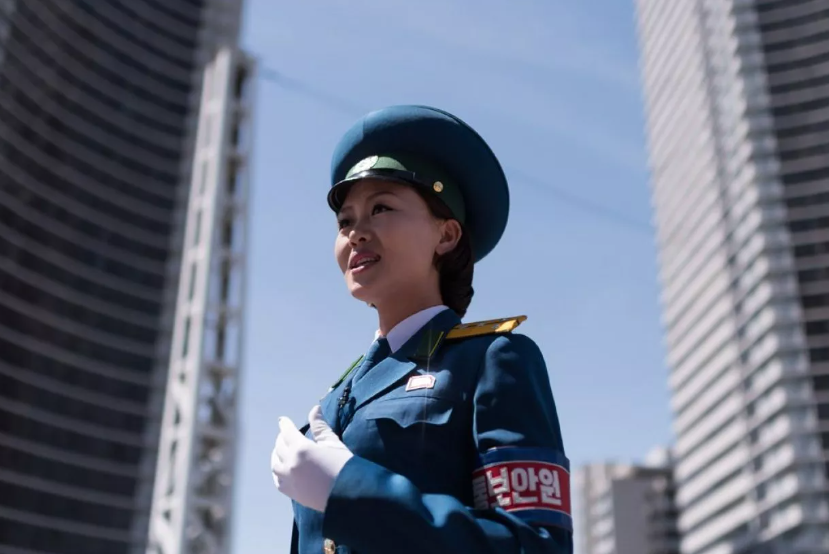 Nữ cảnh sát giao thông Triều Tiên xinh đẹp làm nhiệm vụ trên đường phố Bình Nhưỡng.