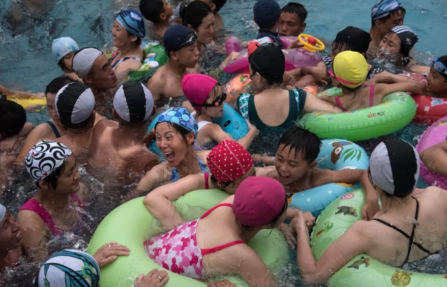 Rất đông người vui chơi tại công viên nước ở Bình Nhưỡng.