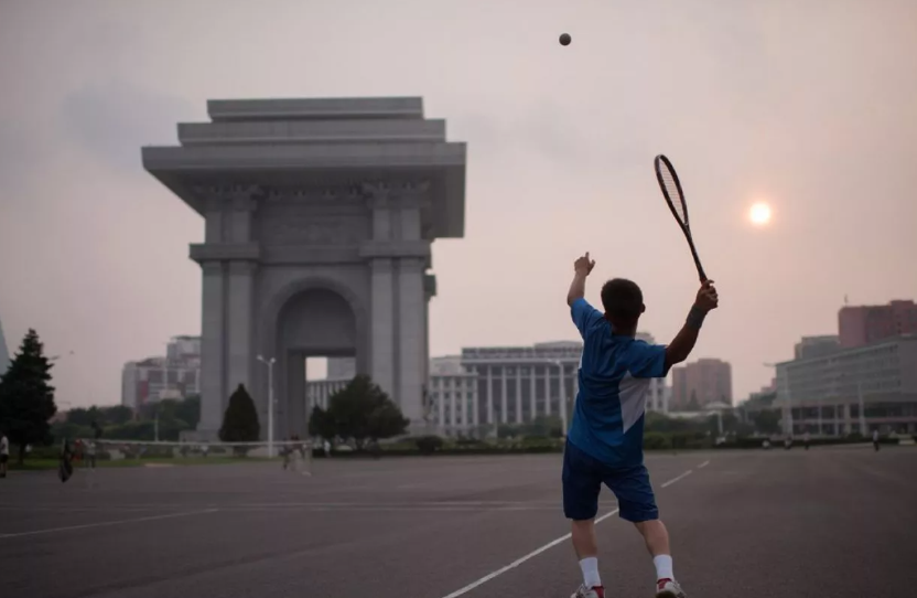 Thanh thiếu niên chơi thể thao ở khu vực quảng trường công cộng.