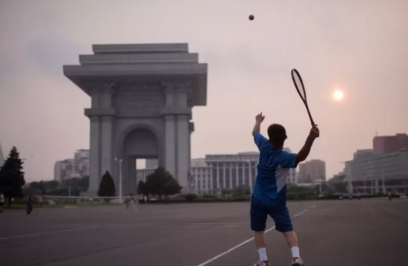 Thanh thiếu niên chơi thể thao ở khu vực quảng trường công cộng.