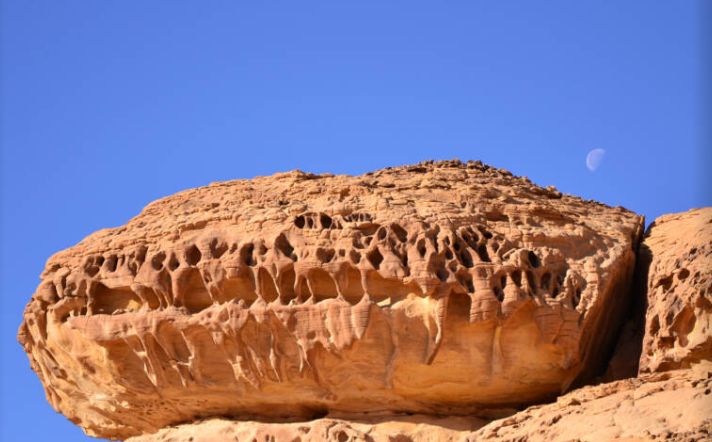 Nhưng hiện nay, du khách có thể thoải mái khám phá khuôn viên và chiêm ngưỡng kiến trúc ngoạn mục còn sót lại trong thành phố.