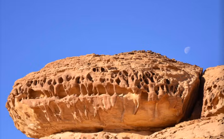 Nhưng hiện nay, du khách có thể thoải mái khám phá khuôn viên và chiêm ngưỡng kiến trúc ngoạn mục còn sót lại trong thành phố.