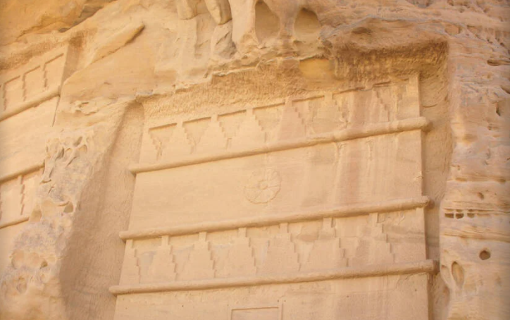 Theo Tạp chí Smithsonian, Hegra (đôi khi được gọi là Mada'in Saleh hoặc Al-Hijr) là một địa điểm khảo cổ quan trọng đối với các nhà nghiên cứu đang cố gắng giải mã những bí ẩn của một đế chế cổ đại.