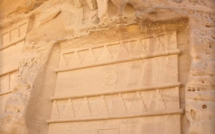 Theo Tạp chí Smithsonian, Hegra (đôi khi được gọi là Mada'in Saleh hoặc Al-Hijr) là một địa điểm khảo cổ quan trọng đối với các nhà nghiên cứu đang cố gắng giải mã những bí ẩn của một đế chế cổ đại.