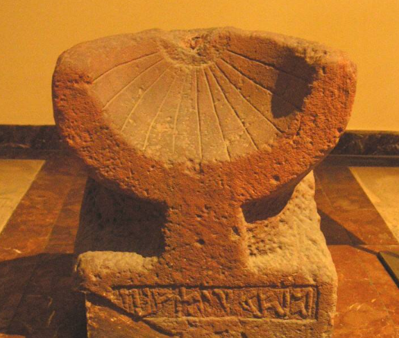 Đồng hồ mặt trời được tìm thấy tại Hegra.