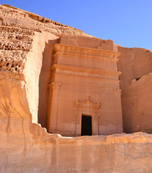 Thành phố cổ Hegra còn được biết đến với sự giàu có và tầm ảnh hưởng to lớn, đặc biệt là vì nơi này từng kiểm soát nhiều tuyến đường thương mại quan trọng trong khu vực.