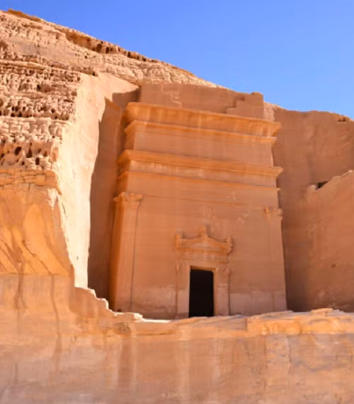 Thành phố cổ Hegra còn được biết đến với sự giàu có và tầm ảnh hưởng to lớn, đặc biệt là vì nơi này từng kiểm soát nhiều tuyến đường thương mại quan trọng trong khu vực.