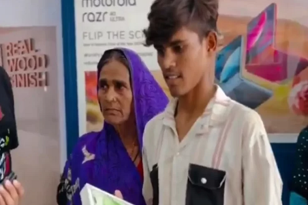 Con trai tuyet thuc de doi me mua iPhone