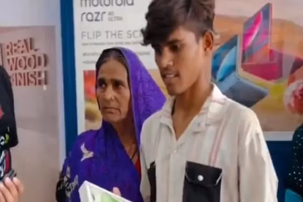 Con trai tuyet thuc de doi me mua iPhone