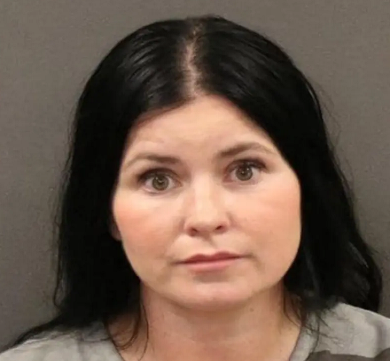 Mẹ bỏ con nhỏ trong ô tô giữa nắng nóng để đi...cưỡi ngựa Me bo con nho trong o to giua nang nong de di...cuoi ngua