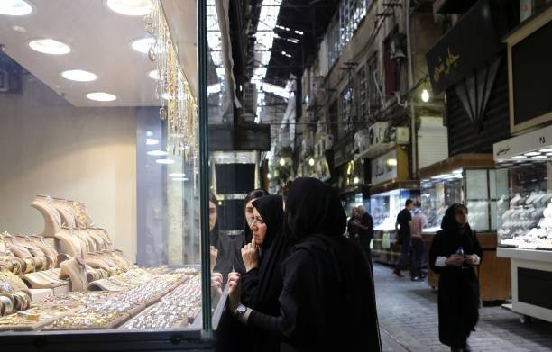 Người dân đứng trước một cửa hàng bán đồ trang sức ngày 08/08/2018.