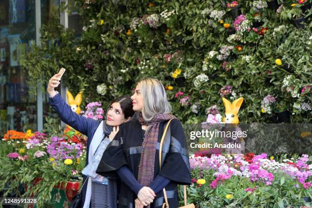 Hai cô gái chụp ảnh "tự sướng" ở Tehran.