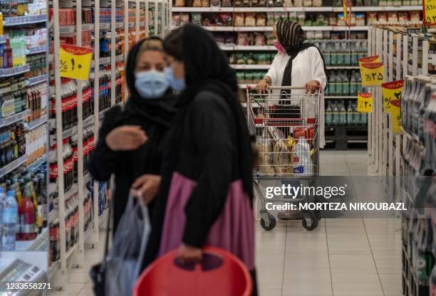Người dân Iran mua sắm bên trong một siêu thị ở phía tây thủ đô Tehran ngày 20/6/2021.