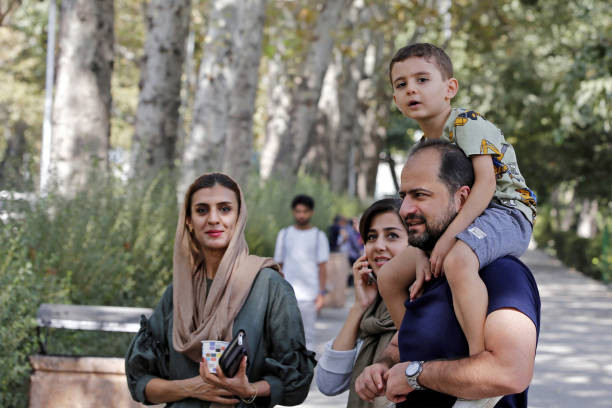 Một gia đình đi dạo trong công viên ở thủ đô Tehran ngày 27/9/2022.