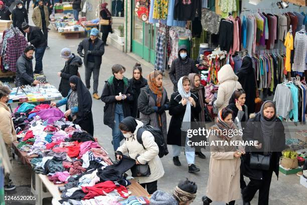 Những người phụ nữ mua sắm tại khu chợ Tajrish ở phía bắc Tehran ngày 25/1/2023.