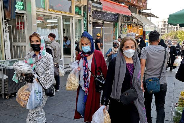 Những người phụ nữ Iran đi mua sắm ở thủ đô Tehran ngày 20/09/2022.