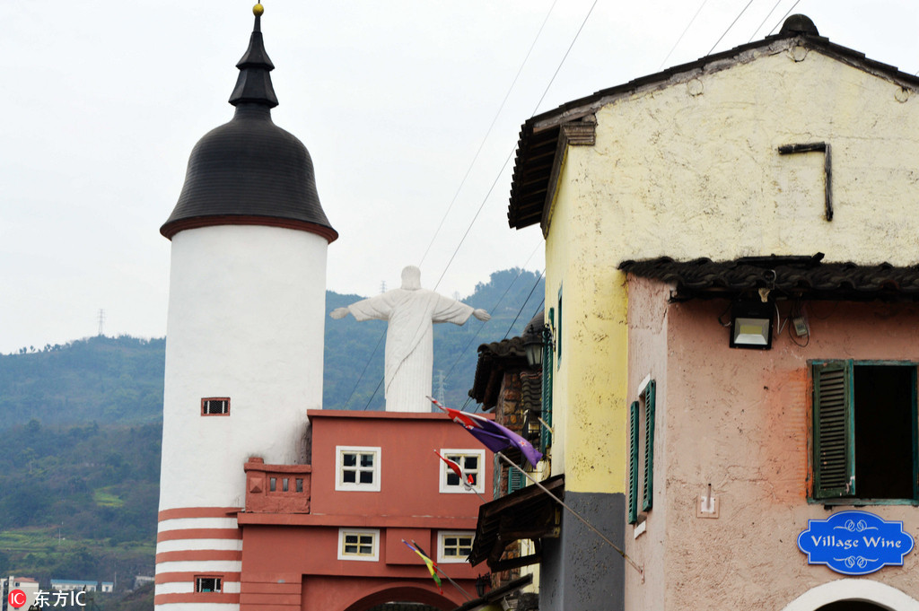 Một số ngôi nhà được xây theo kiểu phương Tây. Ảnh: IC.