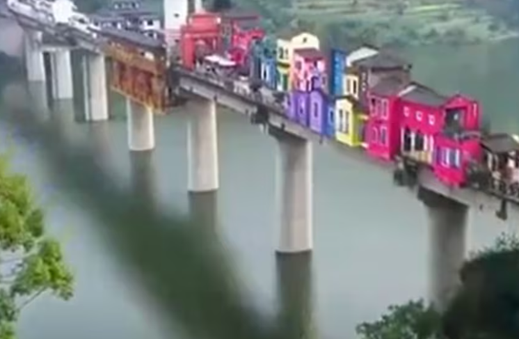 Các ngôi nhà trên cầu hầu hết là cửa hàng được xây dựng để thúc đẩy du lịch địa phương. Ảnh: Youtube.