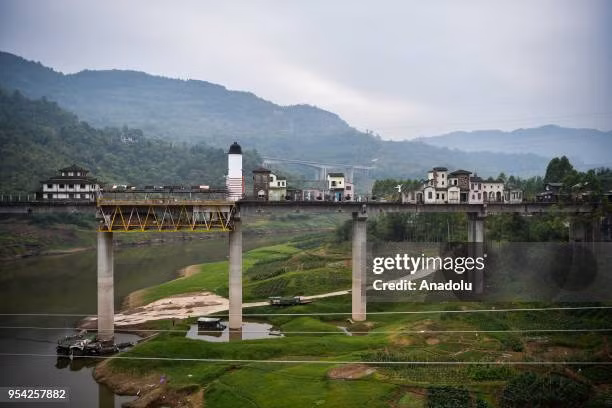 Tới đây, du khách sẽ được cung cấp dịch vụ giải trí trên nước, tham quan thị trấn trên cầu hoặc tham quan làng cổ nằm sát ngay bên cạnh. Ảnh: Getty.