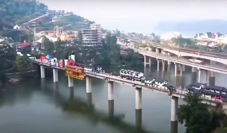  Thị trấn Linshi với những ngôi nhà nhỏ xinh đẹp, nhiều màu sắc tọa lạc trên cây cầu dài 400 mét bắc qua con sông thơ mộng. Ảnh: Youtube.
